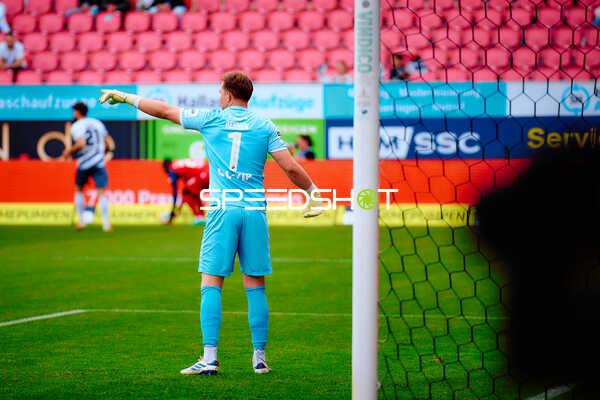 Torwart zeigt Richtung Nikolai Rehnen (1, SV Sandhausen)