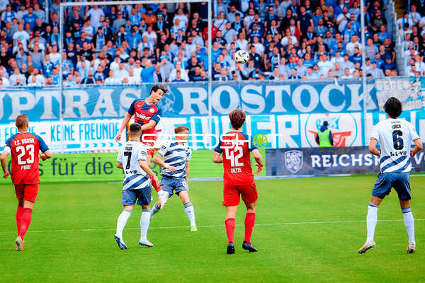 Kopfball gegen Stanislav Fehler (7, SV Sandhausen)