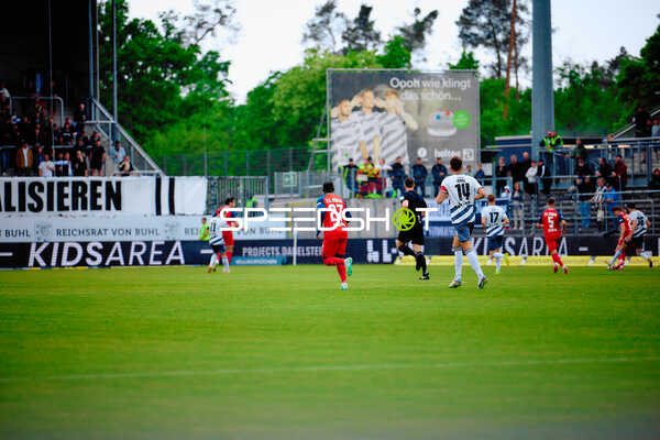 Spieler laufen auf dem Feld SV Sandhausen vs FC Hansa Rostock