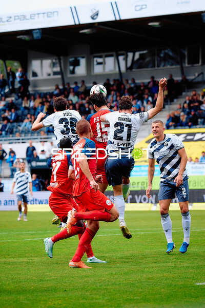 Kopfball Duell Sebastian Stolze (36, SV Sandhausen) vs