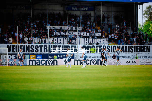 Spielszene mit SV Sandhausen und FC Hansa Rostock