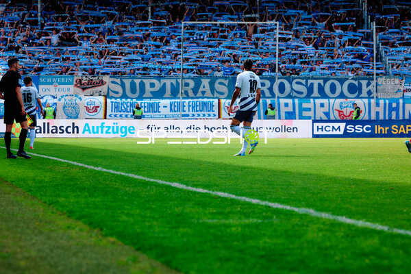 Justin Butler (10, SV Sandhausen) und Niklas Kreuzer (16, SV Sandhausen) auf dem Feld