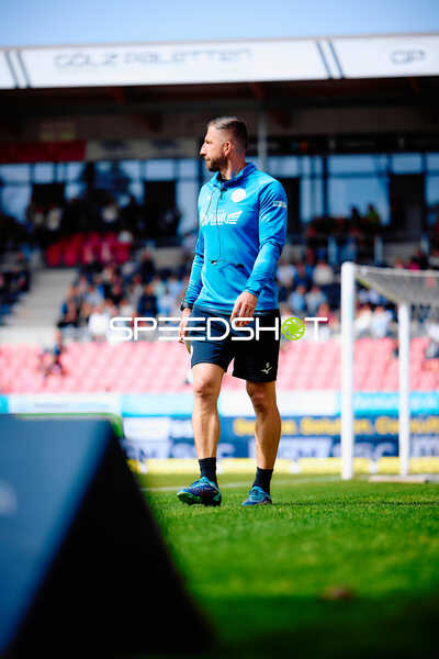 Trainer auf dem Spielfeld SV Sandhausen