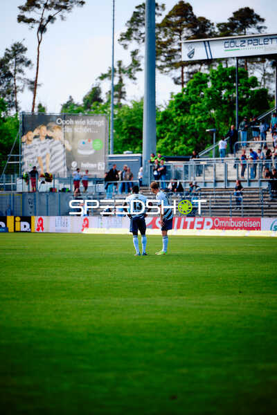Spieler Emmanuel Iwe (13, SV Sandhausen) und Jakob Lewald (14, SV Sandhausen) warten
