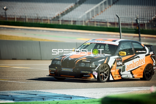 Roman Fellner-Feldegg führt sein Fahrzeug über die Rennstrecke