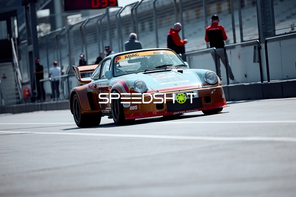 Porsche mit Nummer 39 fährt durch die Boxengasse