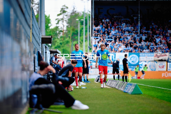 Spieler laufen am Spielfeldrand FC Hansa Rostock