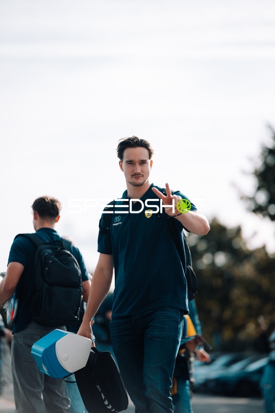 Spieler posiert mit Victory-Zeichen