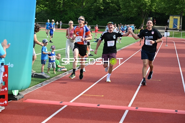 Gemeinsamer Zieleinlauf TVE Sommerlauf