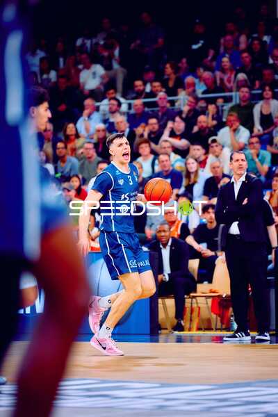 Dribbling Andrew O’Brien (3;MLP Academics Heidelberg)