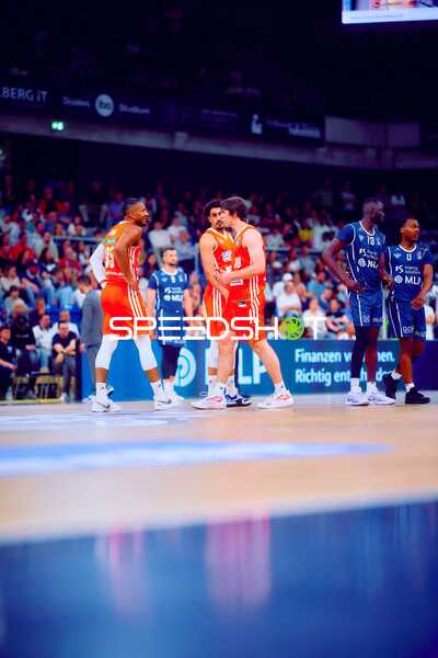 Spielunterbrechung mit Karim Jallow (35;Ratiopharm Ulm), Justinian Jessup (10;Ratiopharm Ulm), Paul Zipser (9;MLP Academics Heidelberg)