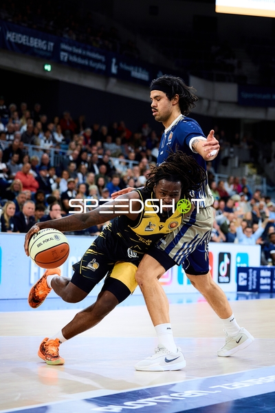 Erol Ersek (11; MLP Academics Heidelberg) gegen Tray Buchanan (2; MHP Riesen Ludwigsburg)