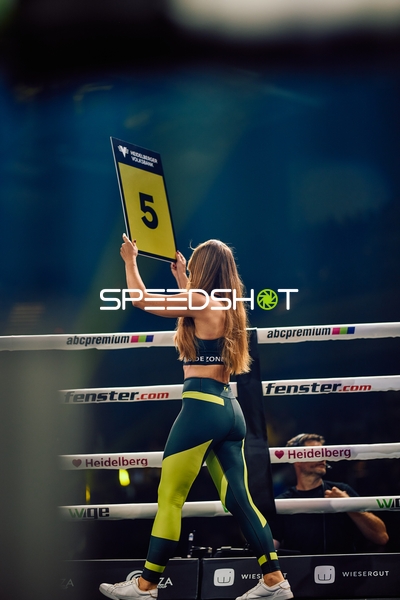 Nummerngirl hält Runde 5 Tafel