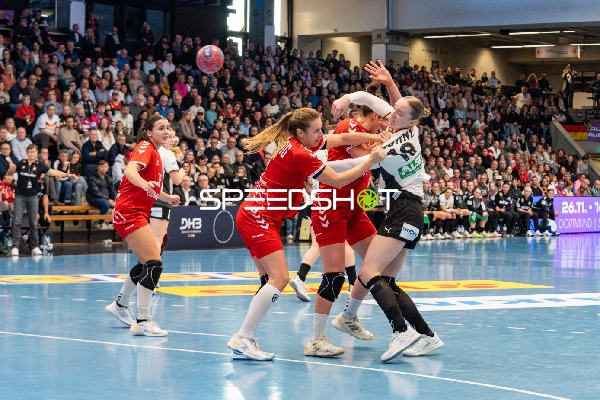 Nieke Kühne (19; Deutschland) und Norma Goldmann (15; Schweiz) kämpfen um den Ball