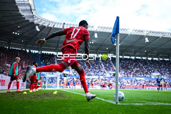 Eckstoß Aaron Opoku (17, 1. FC Kaiserslautern)