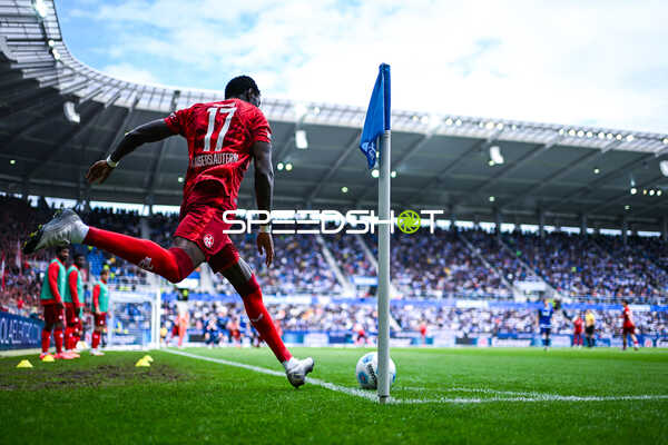 Eckstoß Aaron Opoku (17, 1. FC Kaiserslautern)