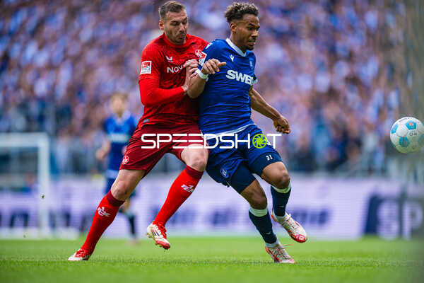 Kampf um Ball Bambasé Conté (31, Karlsruher SC)