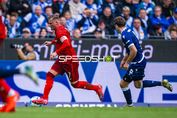 Dribbling Dženis Burnić (7, Karlsruher SC), Almamy Touré (6, 1. FC Kaiserslautern)