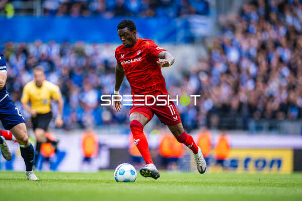 Dribbling Aaron Opoku (17, 1. FC Kaiserslautern)