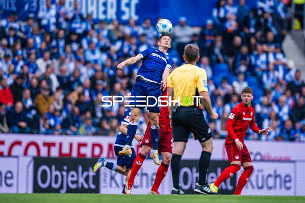 Kopfball Aki Koch (18, Karlsruher SC), Florian Kleinhansl (3, 1. FC Kaiserslautern), Richmond Tachie (29, 1. FC Kaiserslautern)