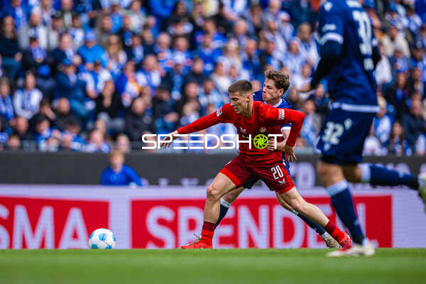 Zweikampf , Robin Bormuth (32, Karlsruher SC)