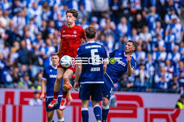 Luftduell Leon Jensen (6, Karlsruher SC), Nicolai Rapp (17, Karlsruher SC), Leon Robinson (37, 1. FC Kaiserslautern)