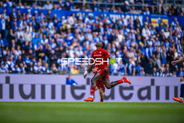 Spieler blickt nach oben Florian Kleinhansl (3, 1. FC Kaiserslautern)