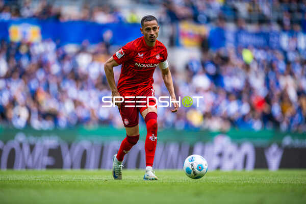 Dribbling Kenny Prince Redondo (11, 1. FC Kaiserslautern)