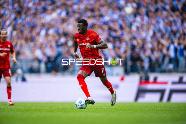 Dribbling Aaron Opoku (17, 1. FC Kaiserslautern)