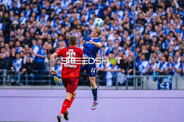 Kopfball Mikkel Kaufmann (14, Karlsruher SC), Filip Kaloc (26, 1. FC Kaiserslautern)