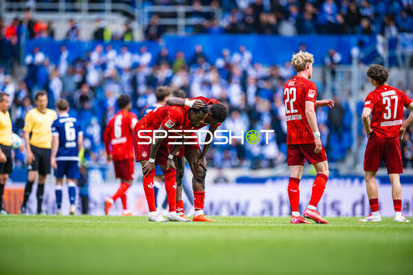 Spielunterbrechung Mika Haas (22, 1. FC Kaiserslautern), Leon Robinson (37, 1. FC Kaiserslautern)