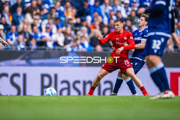 Kampf um Ball Tobias Raschl (20, 1. FC Kaiserslautern)