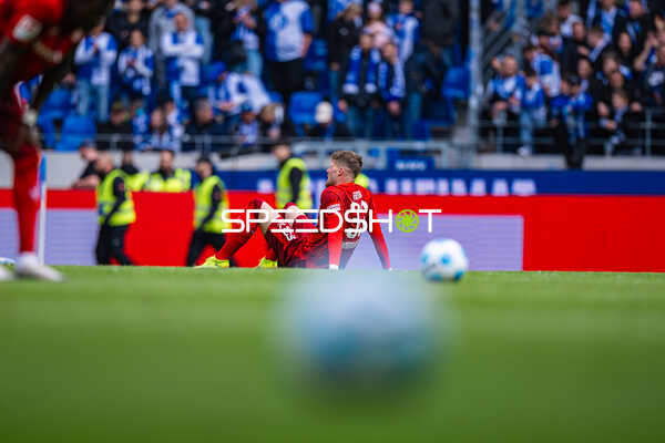 Spieler am Boden Jan Elvedi (33, 1. FC Kaiserslautern)