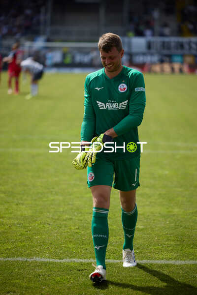 Torwart Benjamin Uphoff (1;FC Hansa Rostock) bereitet sich vor