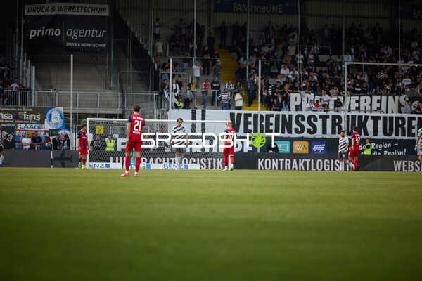 Abwehraktion Marco Schikora (21;SV Sandhausen), Justin Butler (10;SV Sandhausen), Benno Dietze (42;FC Hansa Rostock)