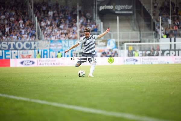 Freistoß Jeremias Lorch (6;SV Sandhausen)