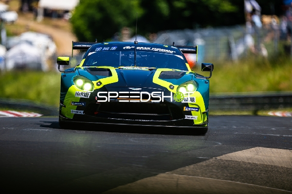 Rennfahrzeug auf der Rennstrecke