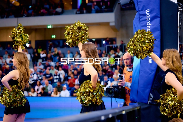 Cheerleader im Einsatz während einer Spielpause
