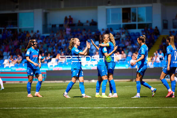 Marta Cazalla (15, TSG Hoffenheim Frauen 1) und Sara Ritter (22, TSG Hoffenheim Frauen 1) feiern