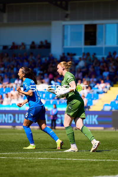 Ballbesitz Laura Dick (21;TSG Hoffenheim Frauen 1), Marta Cazalla (15;TSG Hoffenheim Frauen 1)