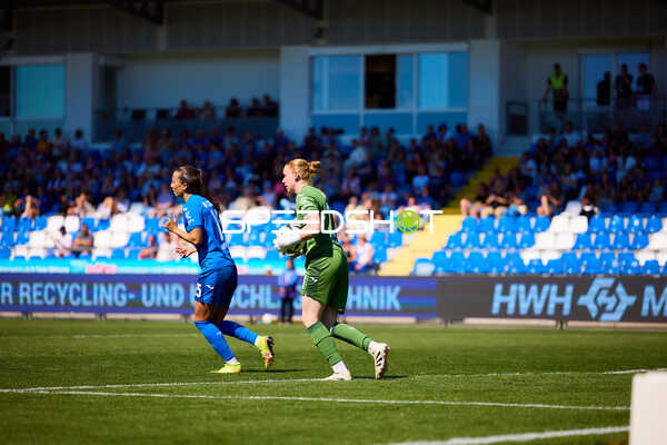Ballaufnahme Laura Dick (21;TSG Hoffenheim Frauen 1), Marta Cazalla (15;TSG Hoffenheim Frauen 1)