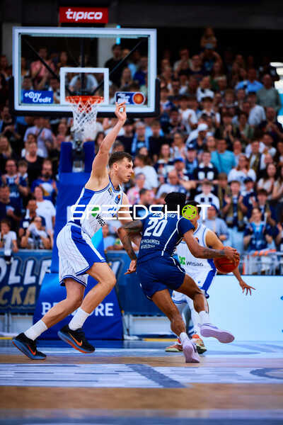 Drive von 20; Frankfurt Skyliners gegen Lorenz Brennecke (21;Frankfurt Skyliners)