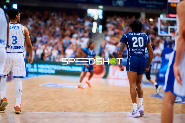 Spielszene mit Michael Weathers (20;MLP Academics Heidelberg), Garai Zeeb (3;Frankfurt Skyliners)