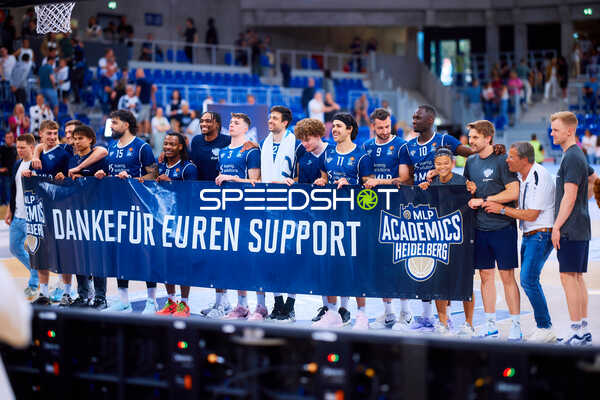 Team mit Banner