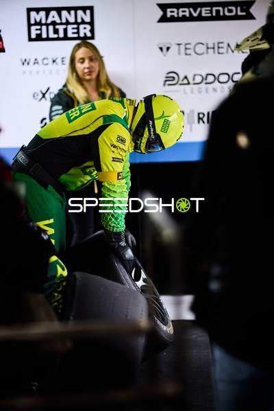 Mechaniker bei der Arbeit in der Boxengasse