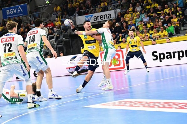 Jannik Kohlbacher (80; Rhein Neckar Löwen) im Angriff gegen SC DHfK Leipzig