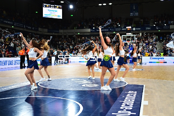 Cheerleader-Performance in der Spielpause