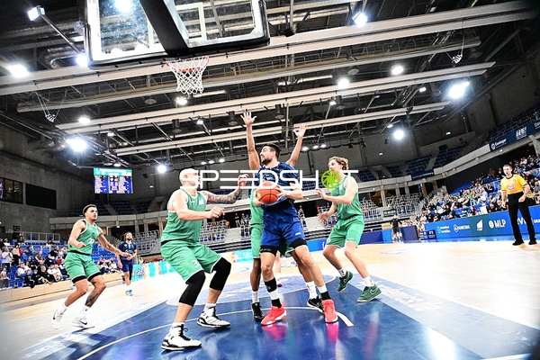 Kampf um den Ball unter Korb