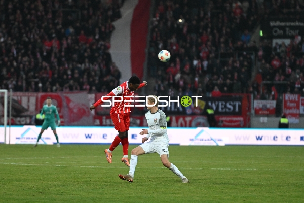 Kopfballduell im Spiel