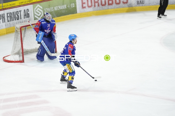 Noah Delémont (9; EHC Kloten) mit Puck vor Ludovic Waeber (35; EHC Kloten)